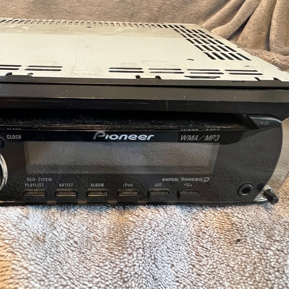 Pioneer DEH-2100IB Car Stereo CD/WMA/MP3/AM/FM Radio With Detachable Faceplate - Picture 6 of 6